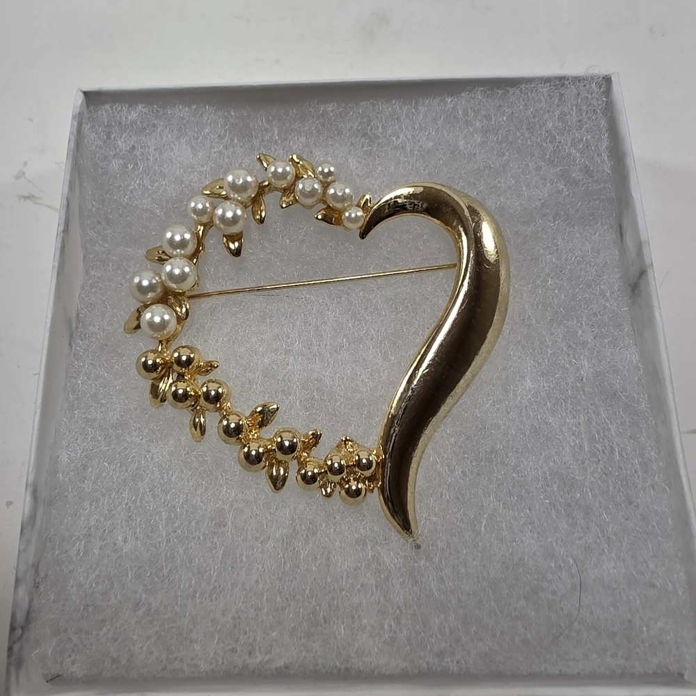 Elegant Gold and Pearl Heart Brooch